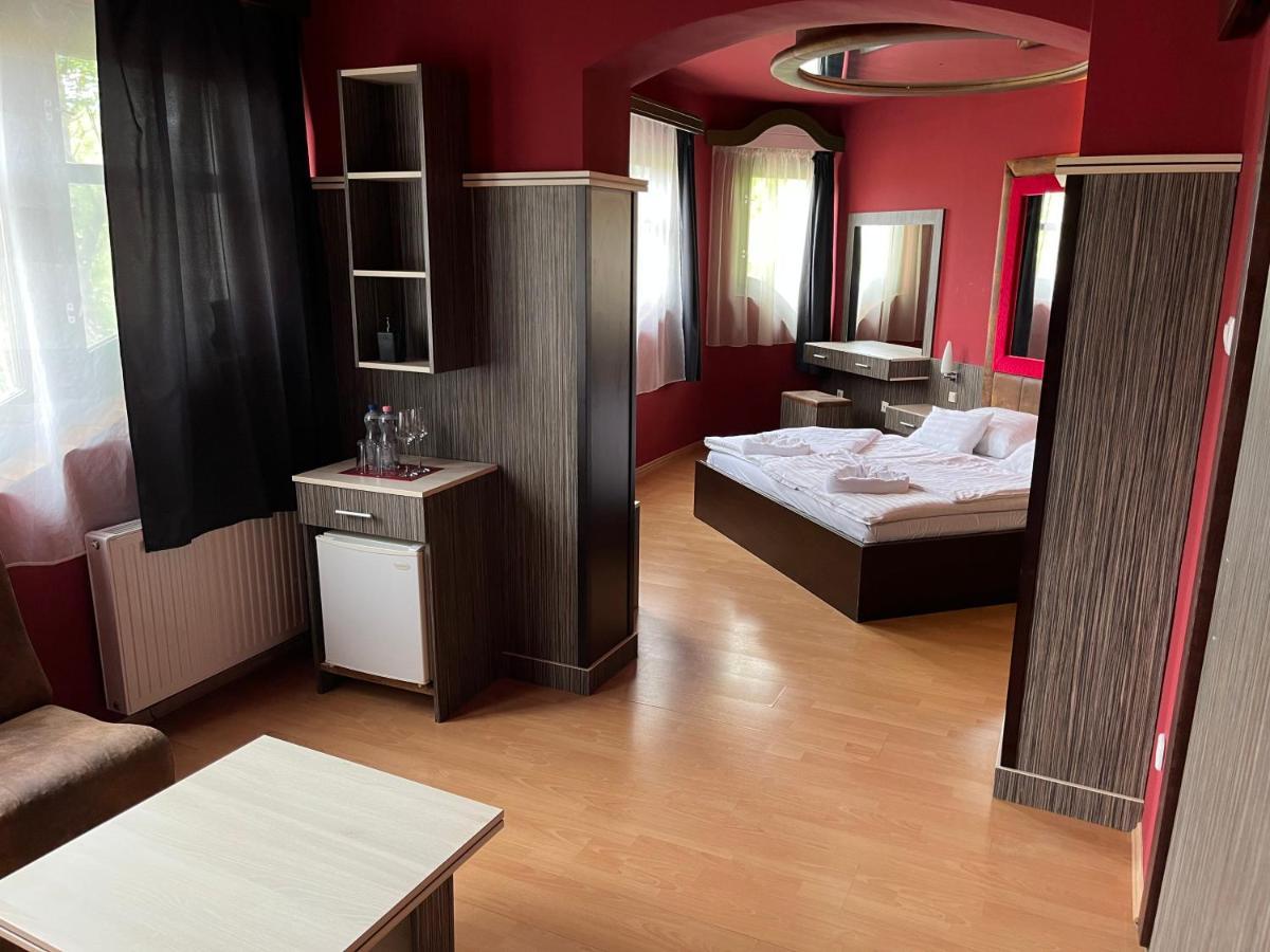 Hotel Corvin Gyula Eksteriør billede